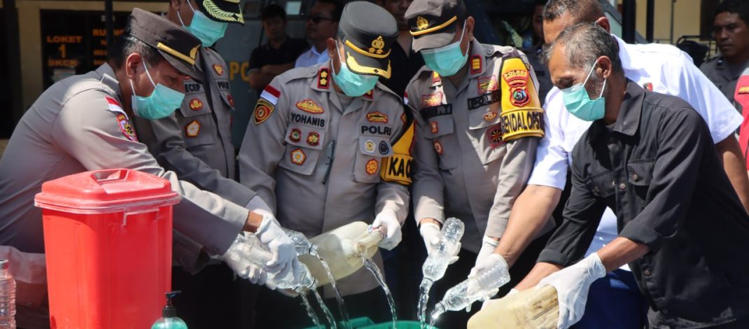 Polres Sumba Barat Musnahkan 11.200 Liter Miras Berlabel Ilegal dan Miras Lokal