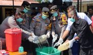 Polres Sumba Barat Musnahkan 11.200 Liter Miras Berlabel Ilegal dan Miras Lokal