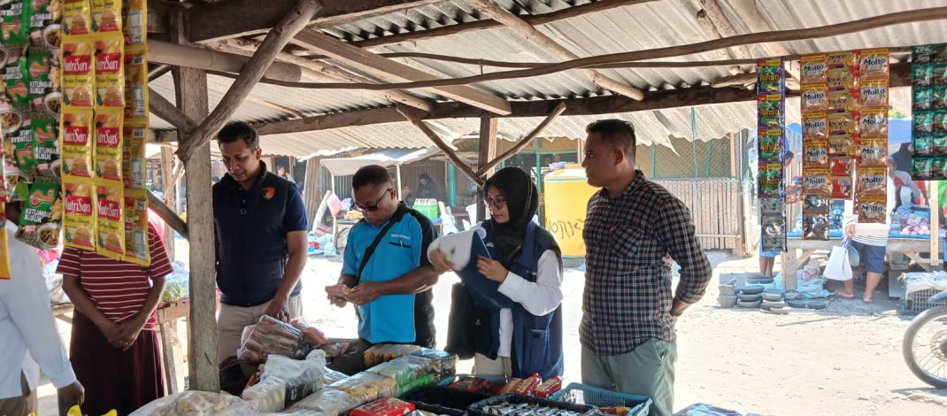 Berantas OKT, Sat Resnarkoba Polres Sumba Timur Gandeng Inskait Sidak Pasar Tradisional