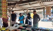 Berantas OKT, Sat Resnarkoba Polres Sumba Timur Gandeng Inskait Sidak Pasar Tradisional