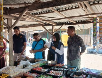 Berantas OKT, Sat Resnarkoba Polres Sumba Timur Gandeng Inskait Sidak Pasar Tradisional
